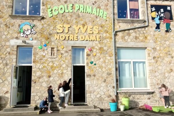 Entrée principale Ecole Saint Yves-Notre Dame Bourg Blanc