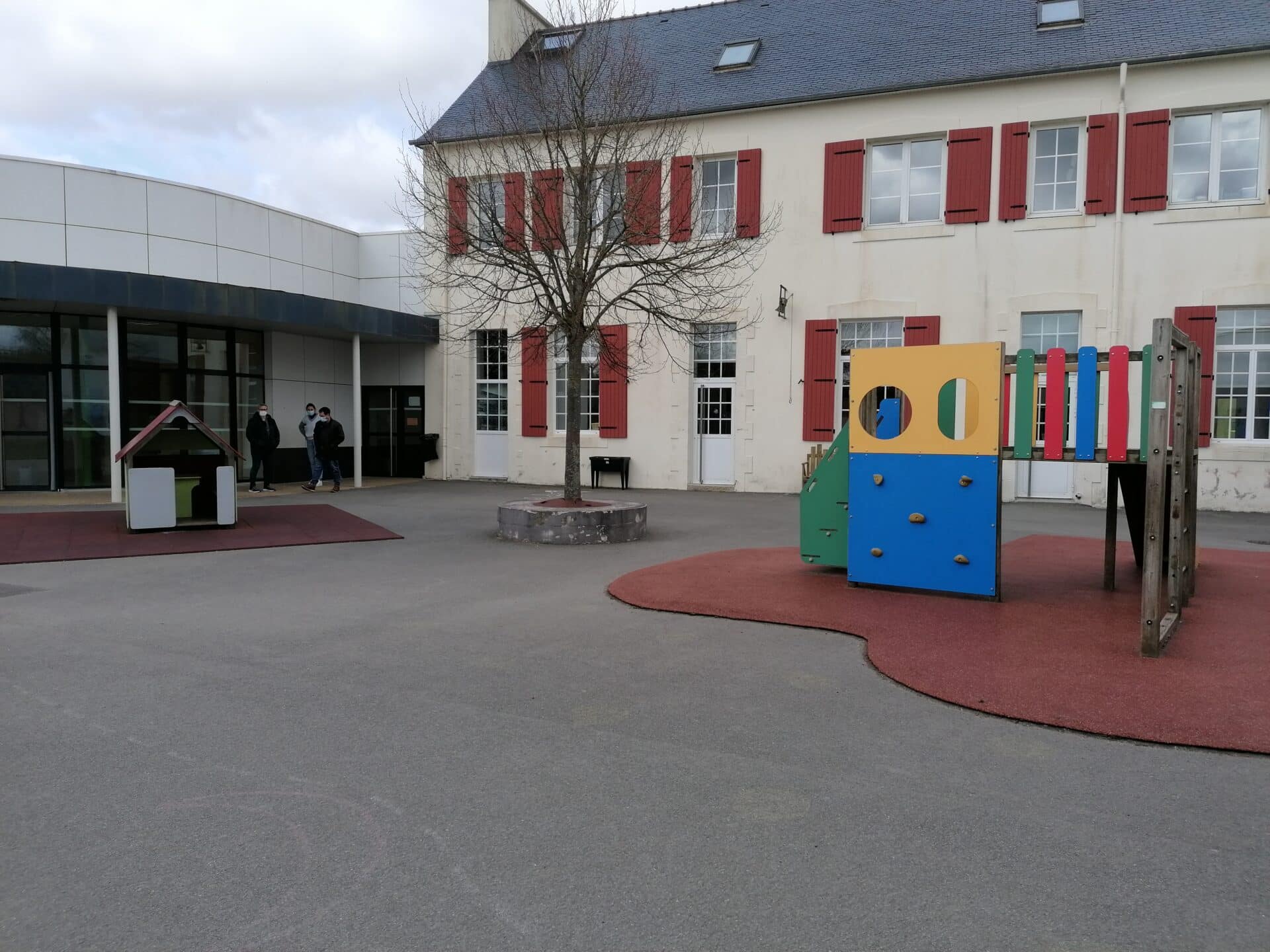Cour Ecole Sainte Thérèse - LANHOUARNEAU