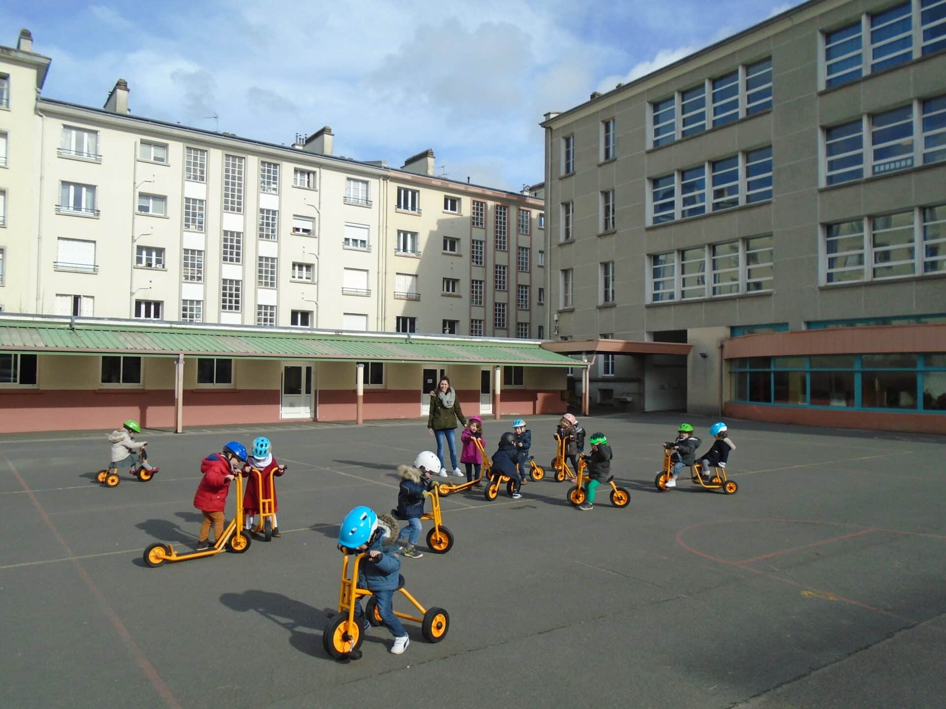 Aire de jeux et vélo Ecole Saint Louis Brest